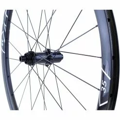 Laufradsatz Newmen MCFK, Ab Ca. 1.250 Gramm -Rennrad handeln laufradsatz newmen mcfk 35 mm mcfk laufradsatz 35 mm hoehe newmen roaddisc laufradsatz rennrad disc laufradsatz newmen laufradsatz newmen rennrad laufradsatz5