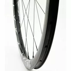 Laufradsatz Newmen MCFK, Ab Ca. 1.250 Gramm -Rennrad handeln laufradsatz newmen mcfk 35 mm mcfk laufradsatz 35 mm hoehe newmen roaddisc laufradsatz rennrad disc laufradsatz newmen laufradsatz newmen rennrad laufradsatz6